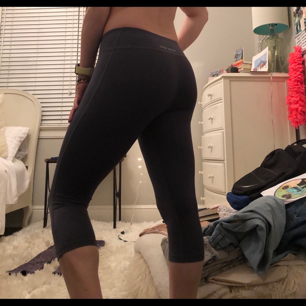 UNDER ARMOUR GREY METALLIC CROP LEGGING